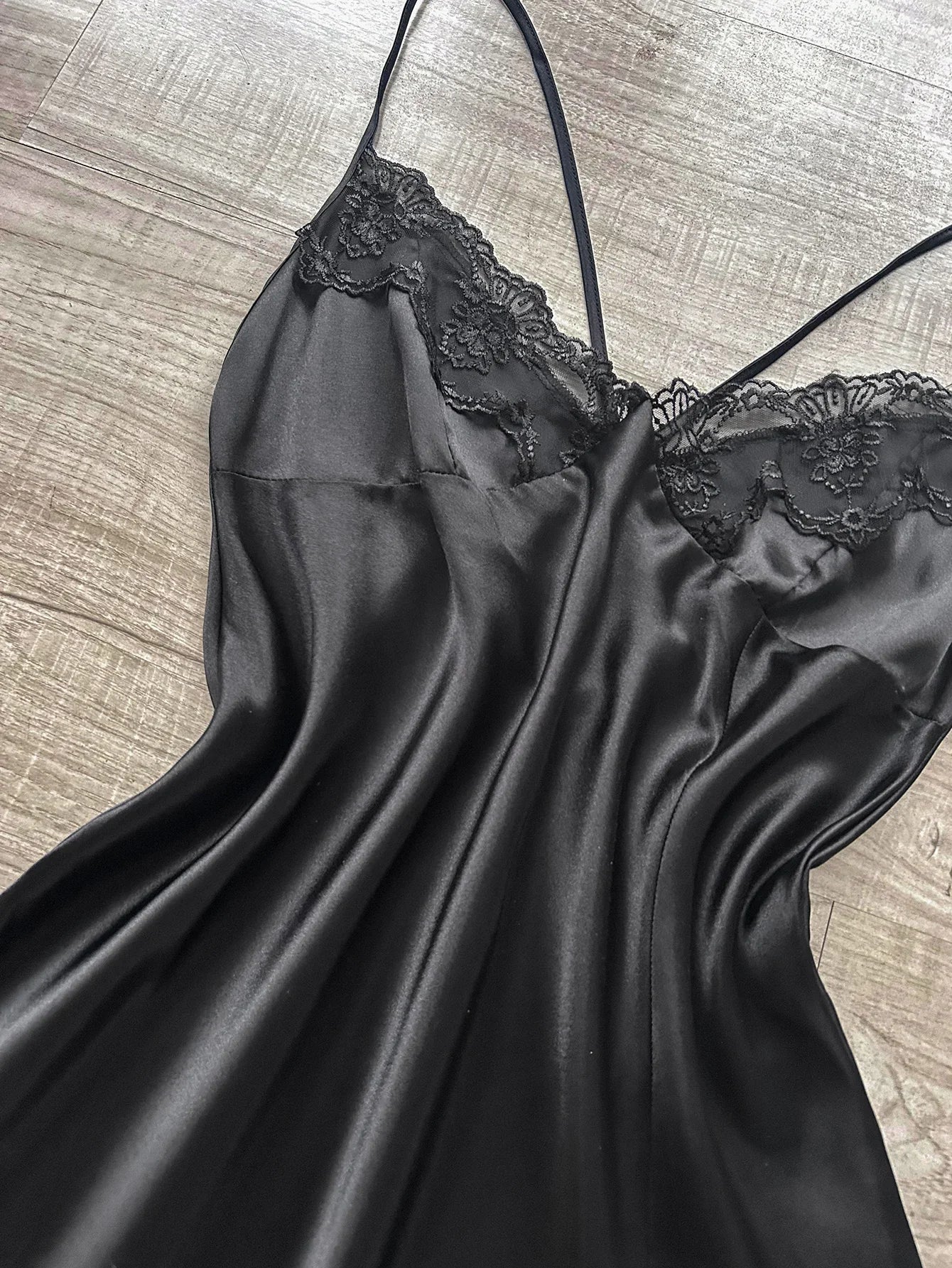 La dernière chemise de nuit en satin pour femme à col en V avec fente en dentelle, pyjama confortable et sexy pour femme