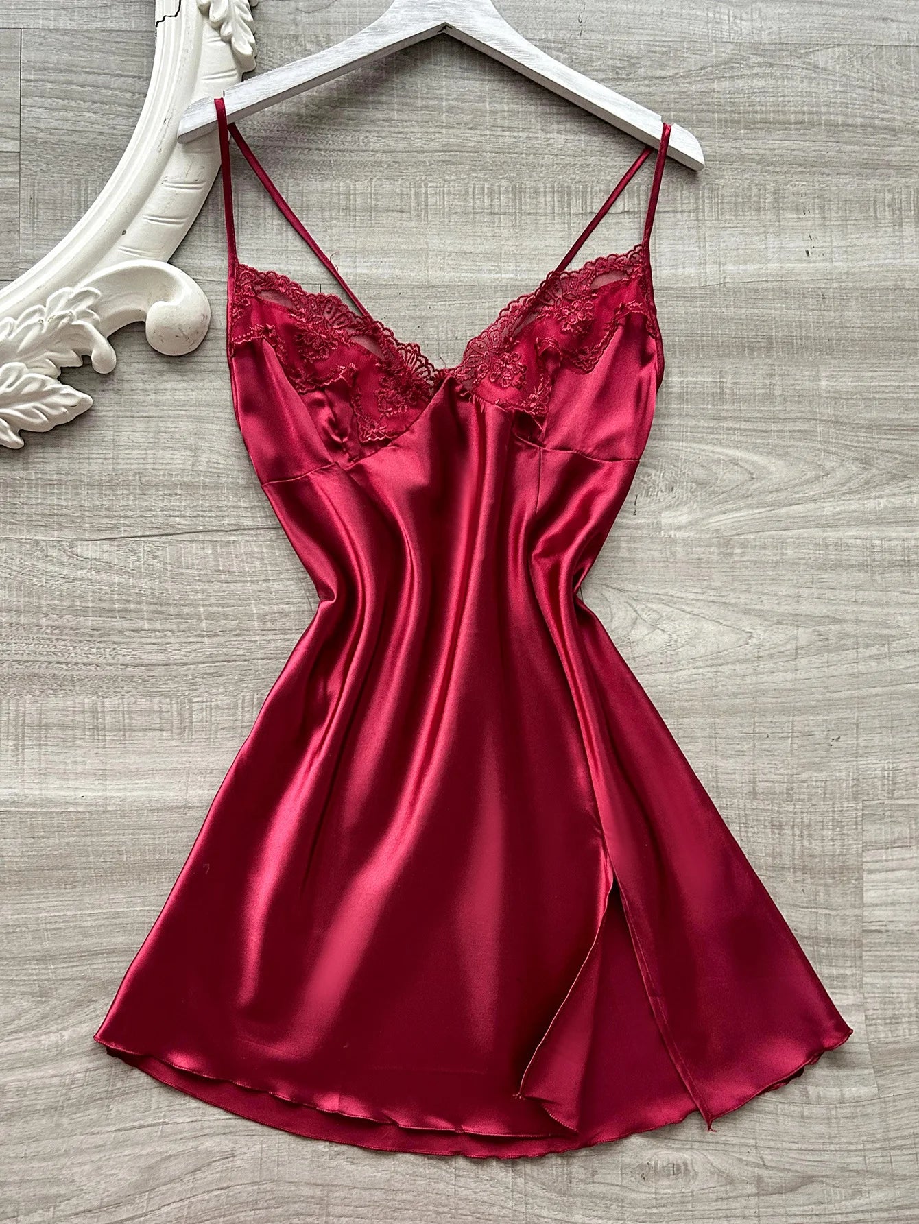 Chemise de nuit à bretelles haut de gamme à la mode, style européen et américain, pyjama fin de couleur unie pour femmes en été