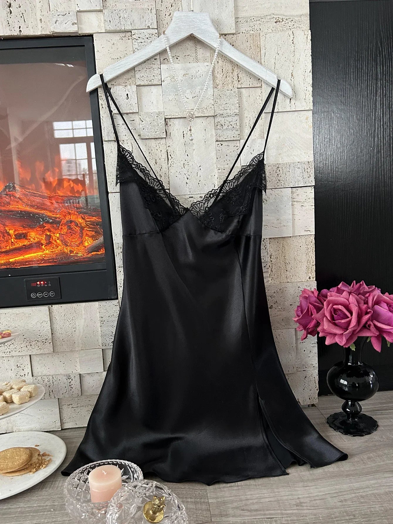La dernière chemise de nuit en satin pour femme à col en V avec fente en dentelle, pyjama confortable et sexy pour femme