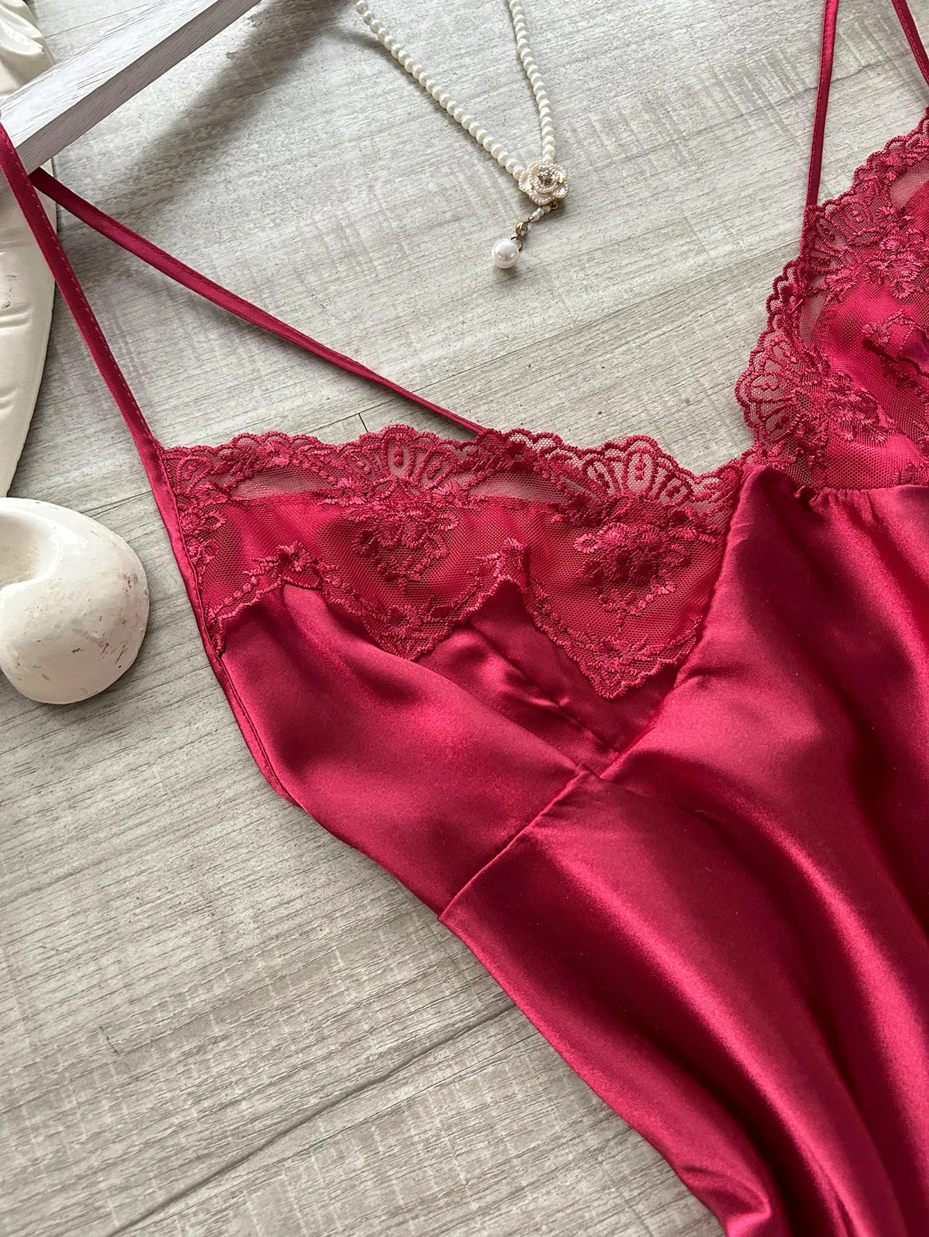 La dernière chemise de nuit en satin pour femme à col en V avec fente en dentelle, pyjama confortable et sexy pour femme