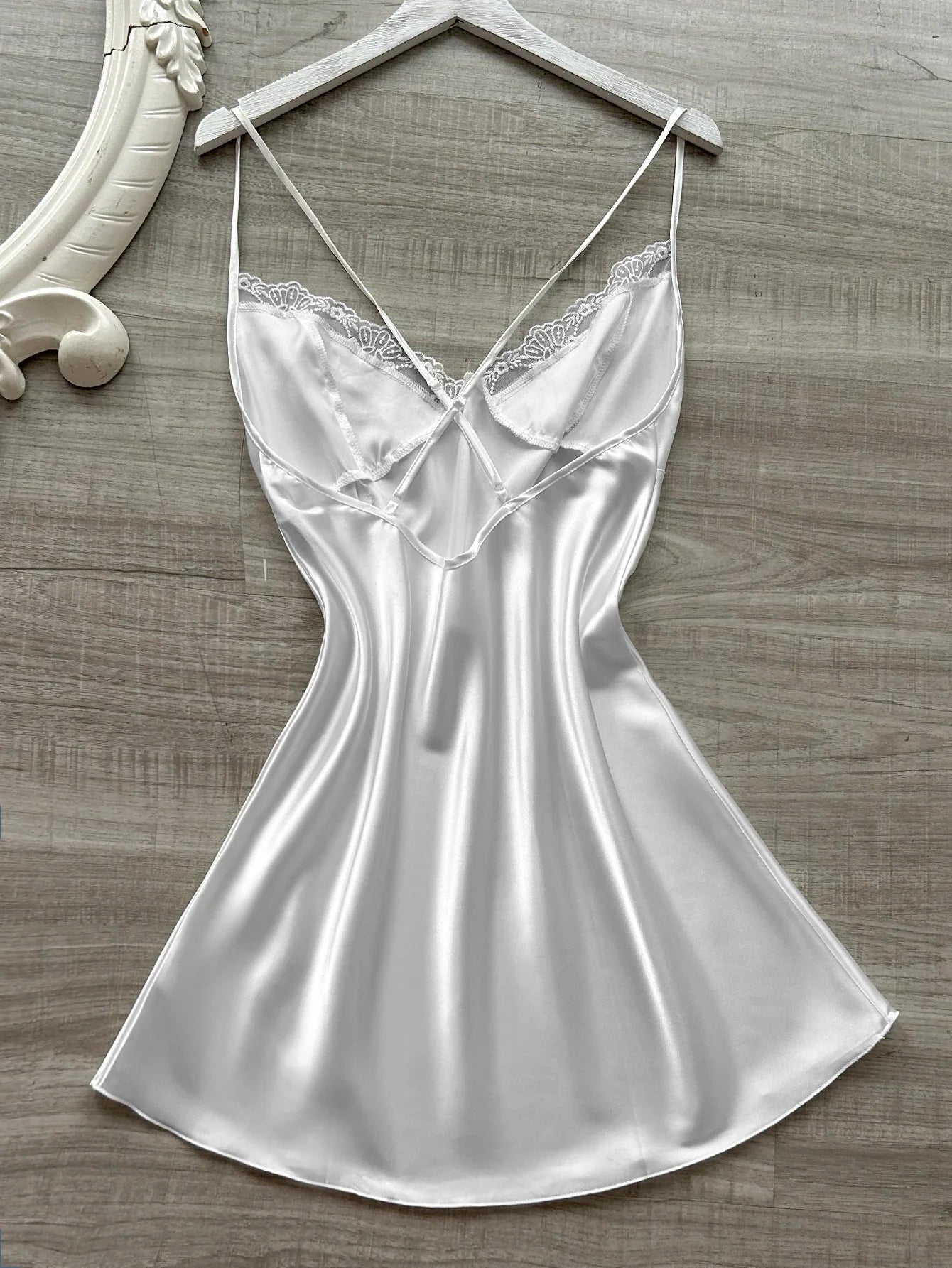 La dernière chemise de nuit en satin pour femme à col en V avec fente en dentelle, pyjama confortable et sexy pour femme