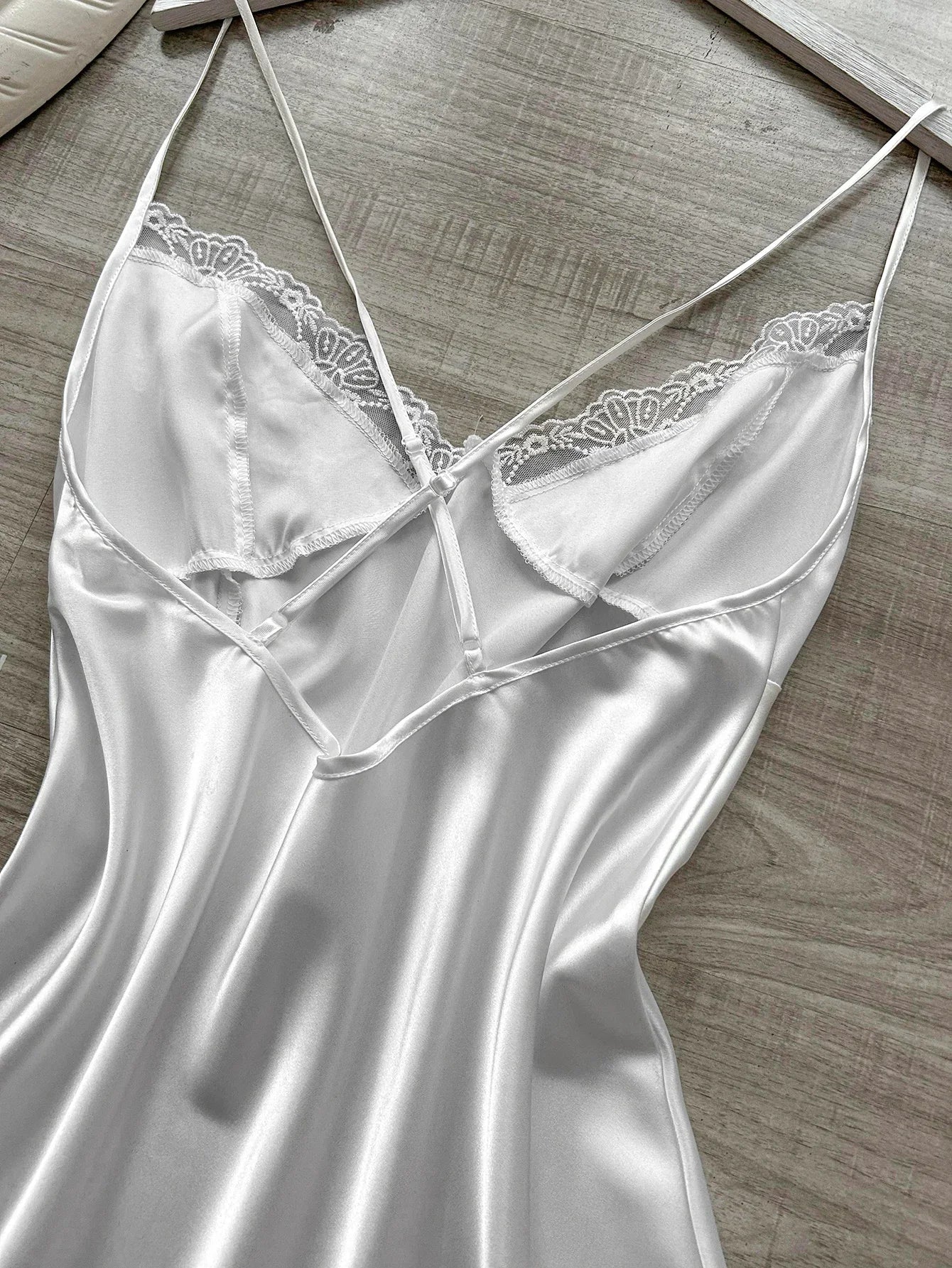La dernière chemise de nuit en satin pour femme à col en V avec fente en dentelle, pyjama confortable et sexy pour femme