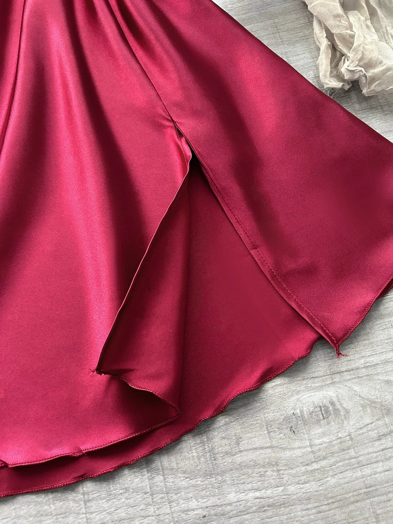 La dernière chemise de nuit en satin pour femme à col en V avec fente en dentelle, pyjama confortable et sexy pour femme