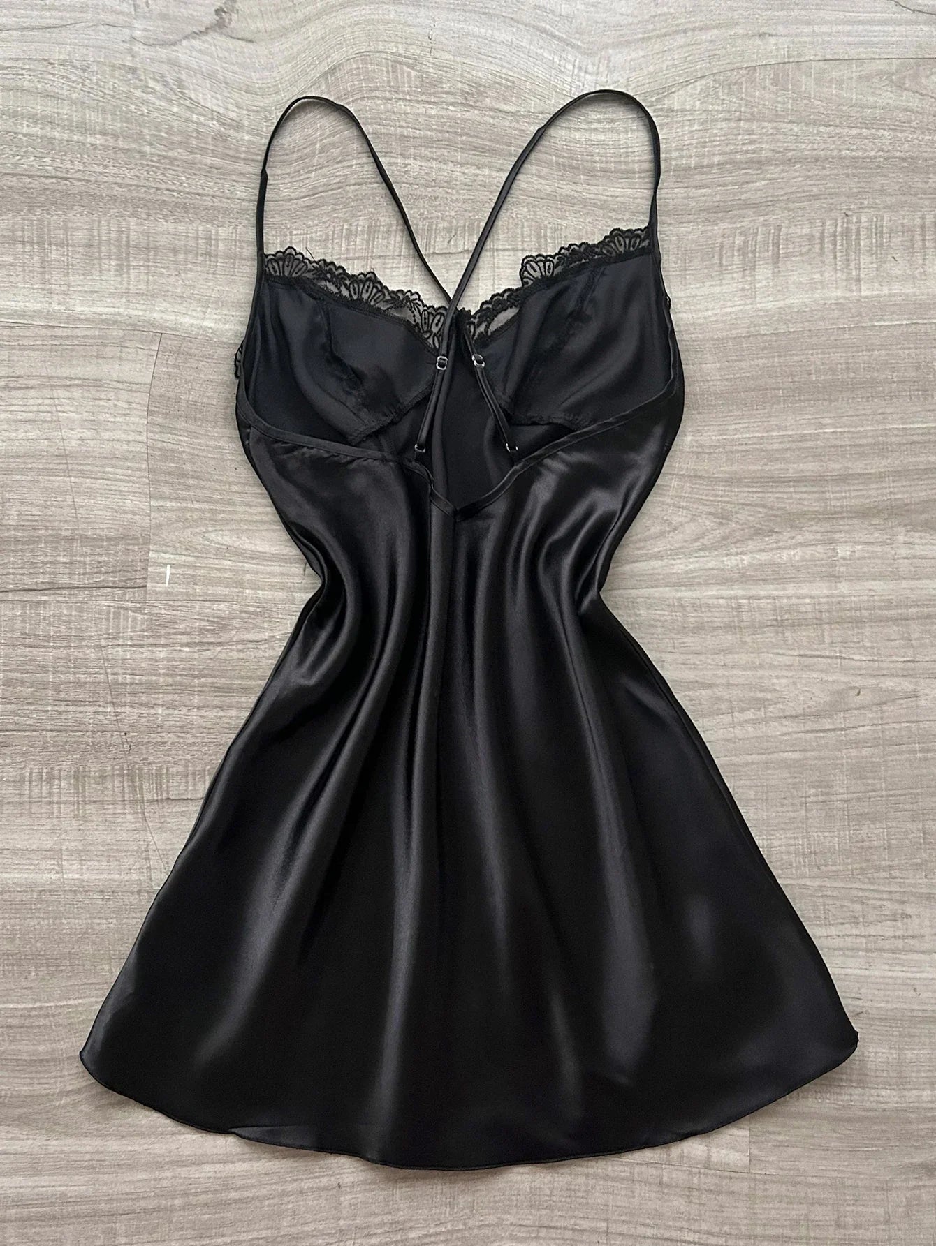 La dernière chemise de nuit en satin pour femme à col en V avec fente en dentelle, pyjama confortable et sexy pour femme