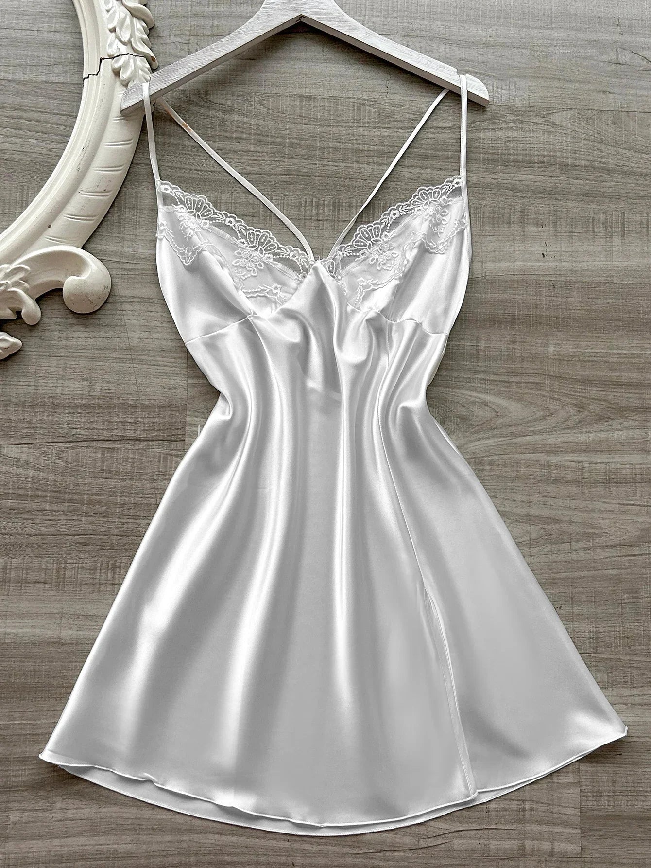 La dernière chemise de nuit en satin pour femme à col en V avec fente en dentelle, pyjama confortable et sexy pour femme