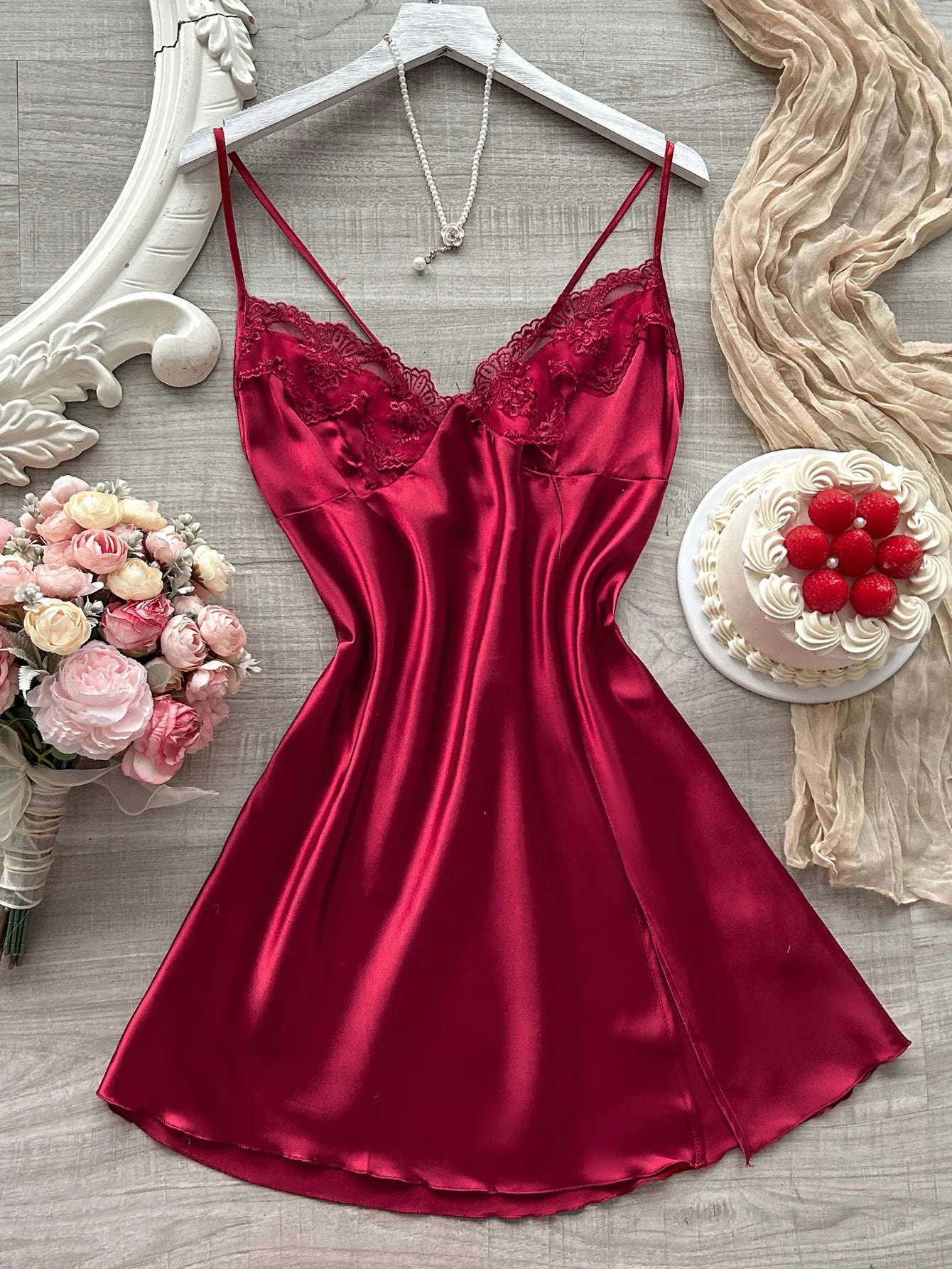 La dernière chemise de nuit en satin pour femme à col en V avec fente en dentelle, pyjama confortable et sexy pour femme
