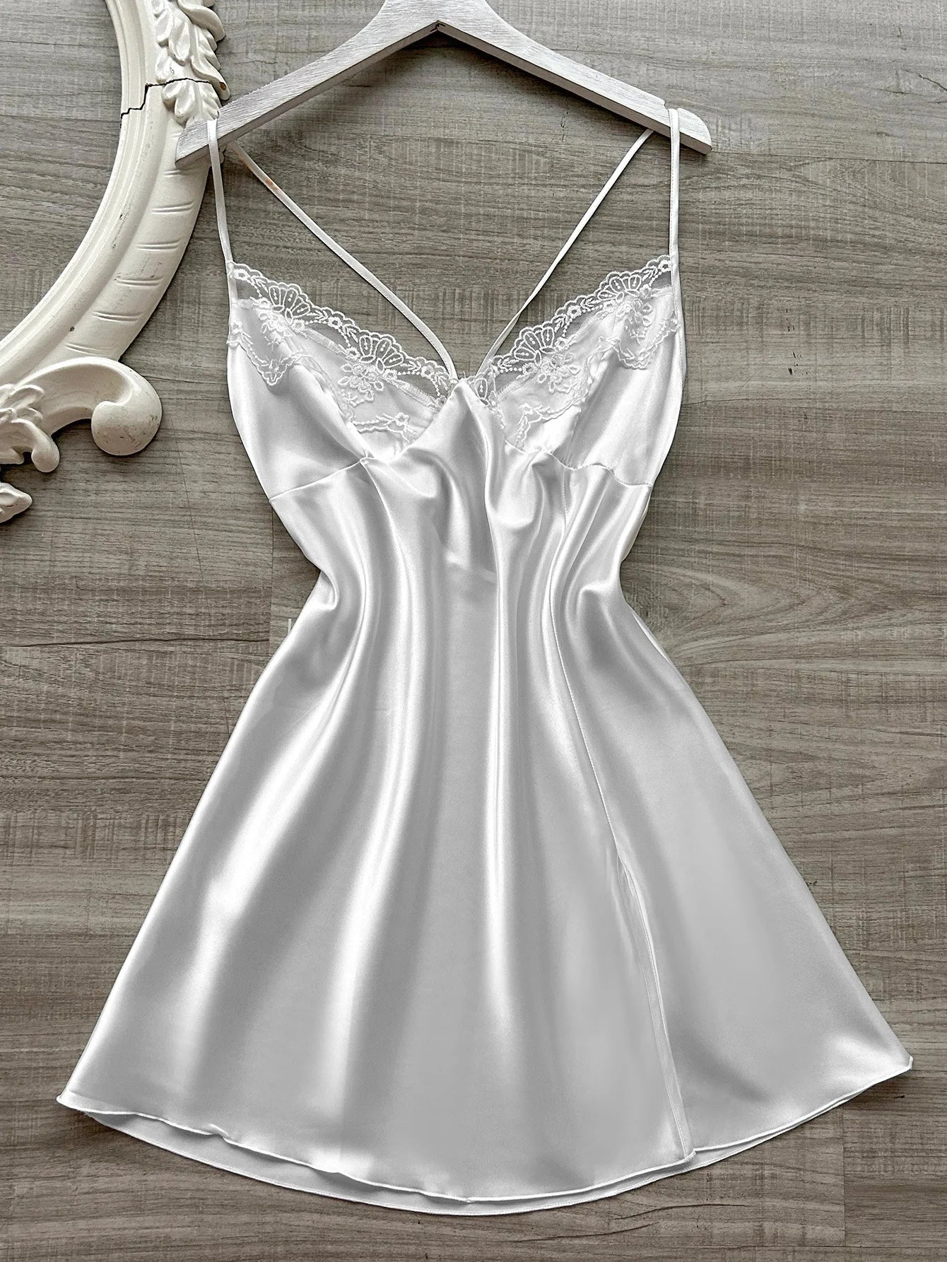 Chemise de nuit à bretelles haut de gamme à la mode, style européen et américain, pyjama fin de couleur unie pour femmes en été
