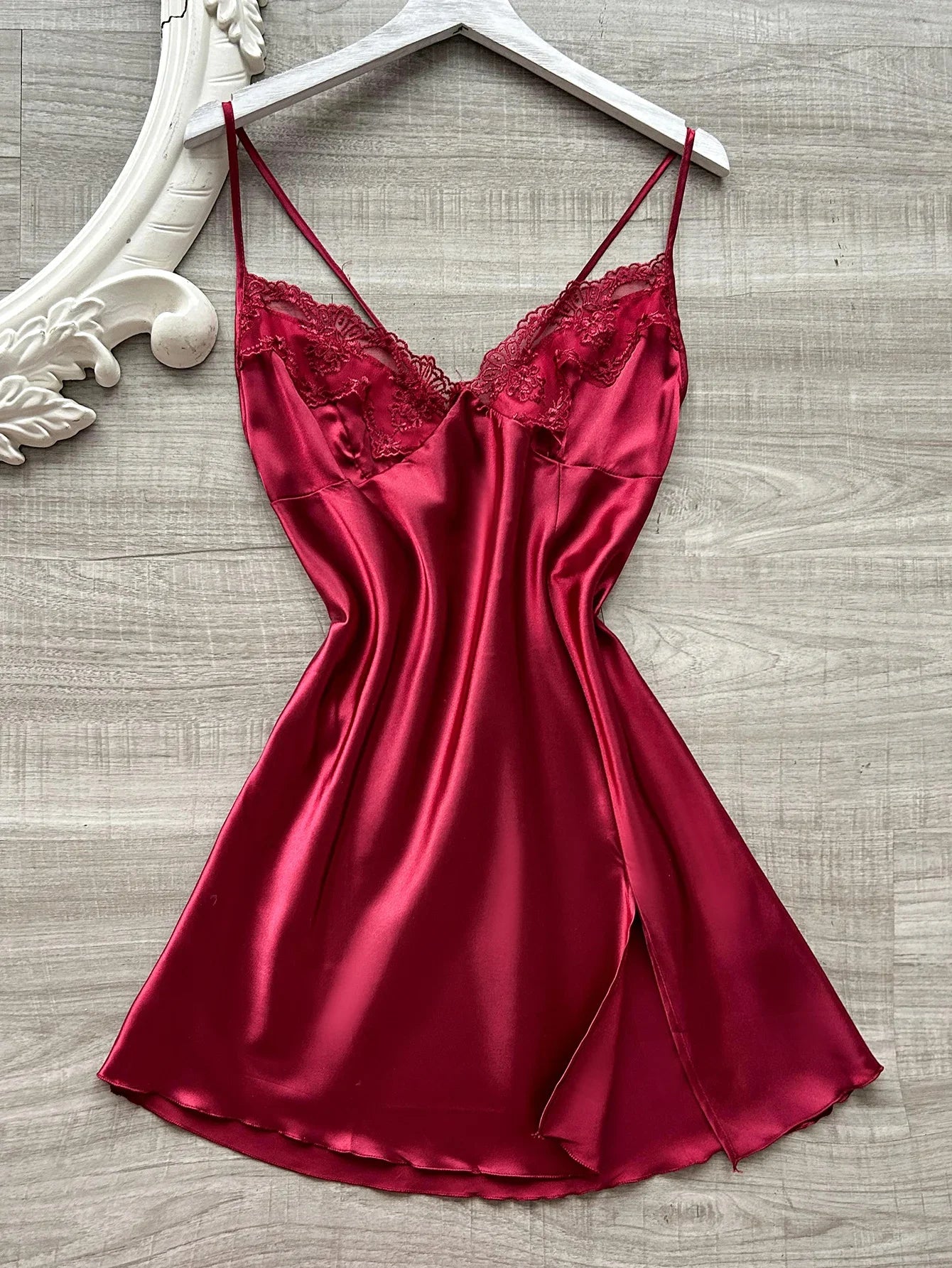 La dernière chemise de nuit en satin pour femme à col en V avec fente en dentelle, pyjama confortable et sexy pour femme